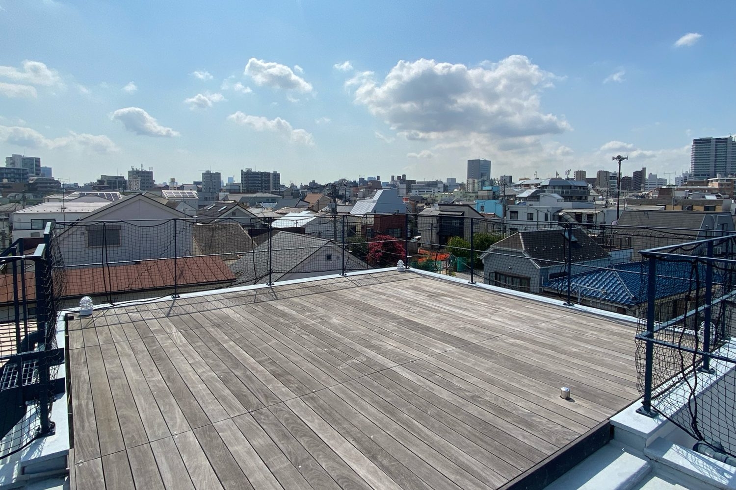 ウッドデッキの屋上 / 南東向き