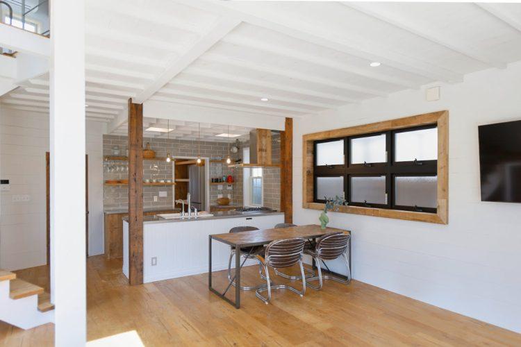 1F 白壁とフローリングの空間