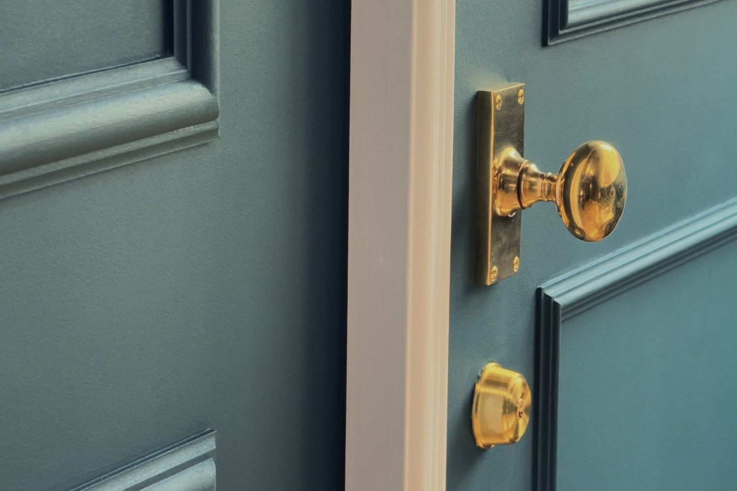 洋風扉のドアノブはゴールド