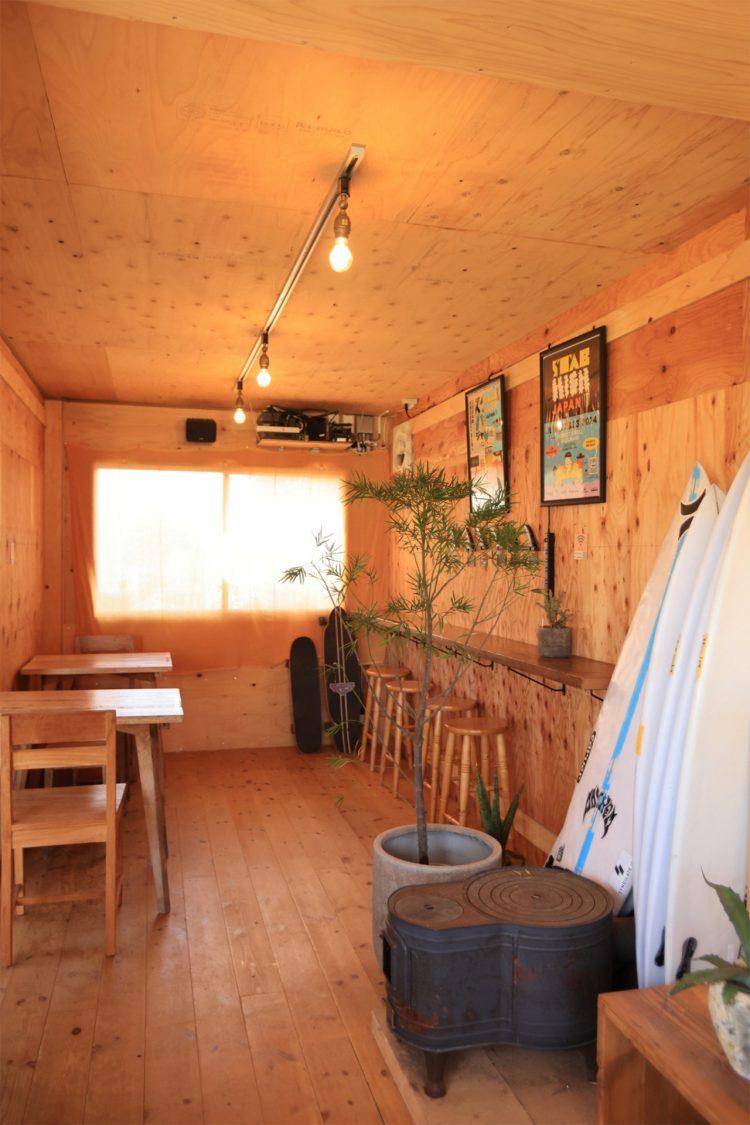 カフェの隣にはショップも