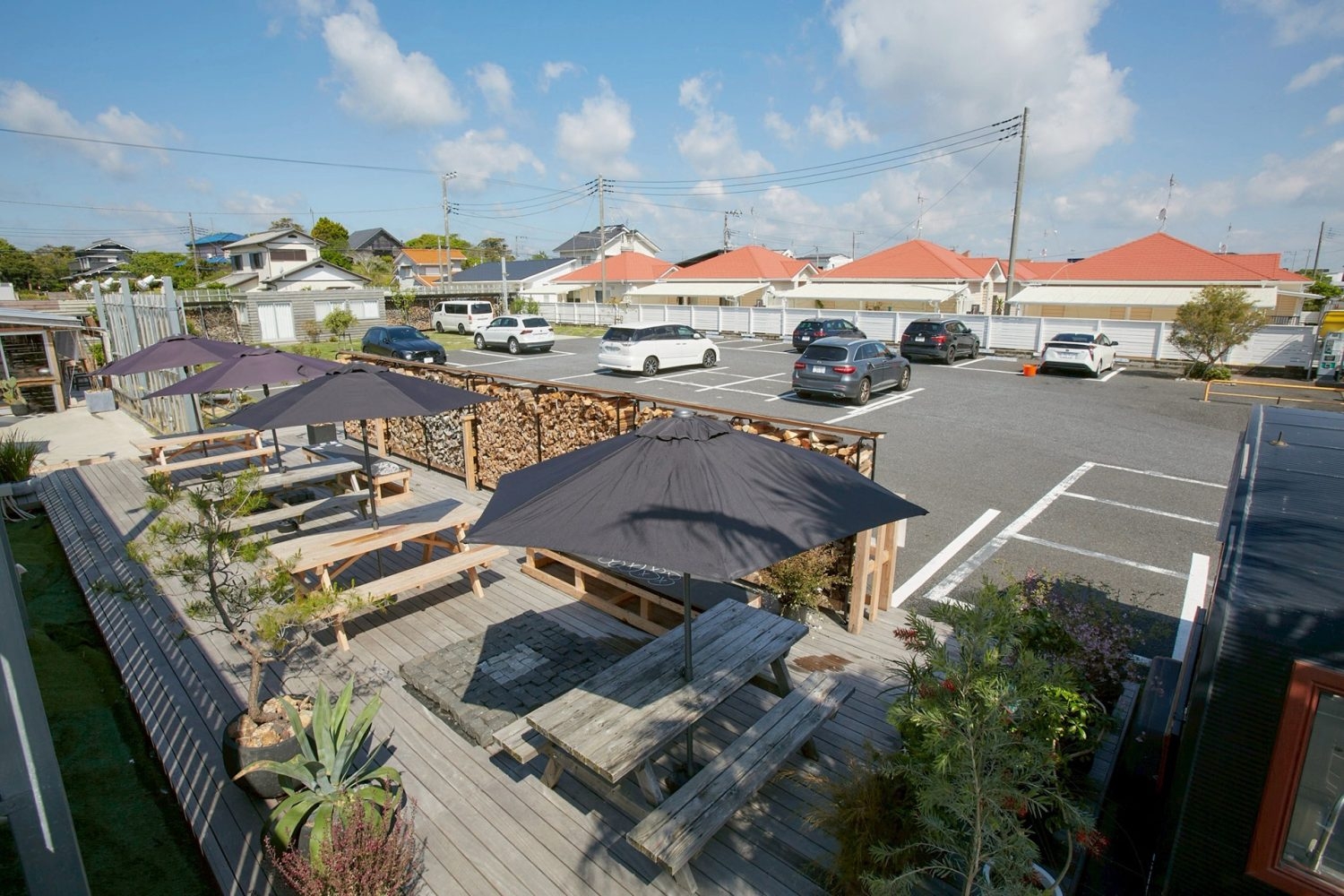 カフェのテラス席と37台まで駐車可能な大型駐車場