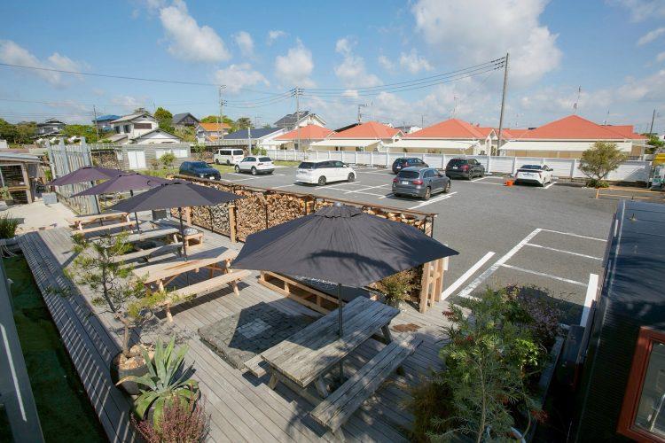 カフェのテラス席と37台まで駐車可能な大型駐車場