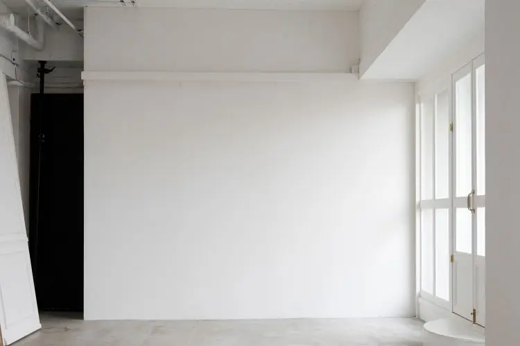 北側 / 可動壁を外した白壁の状態