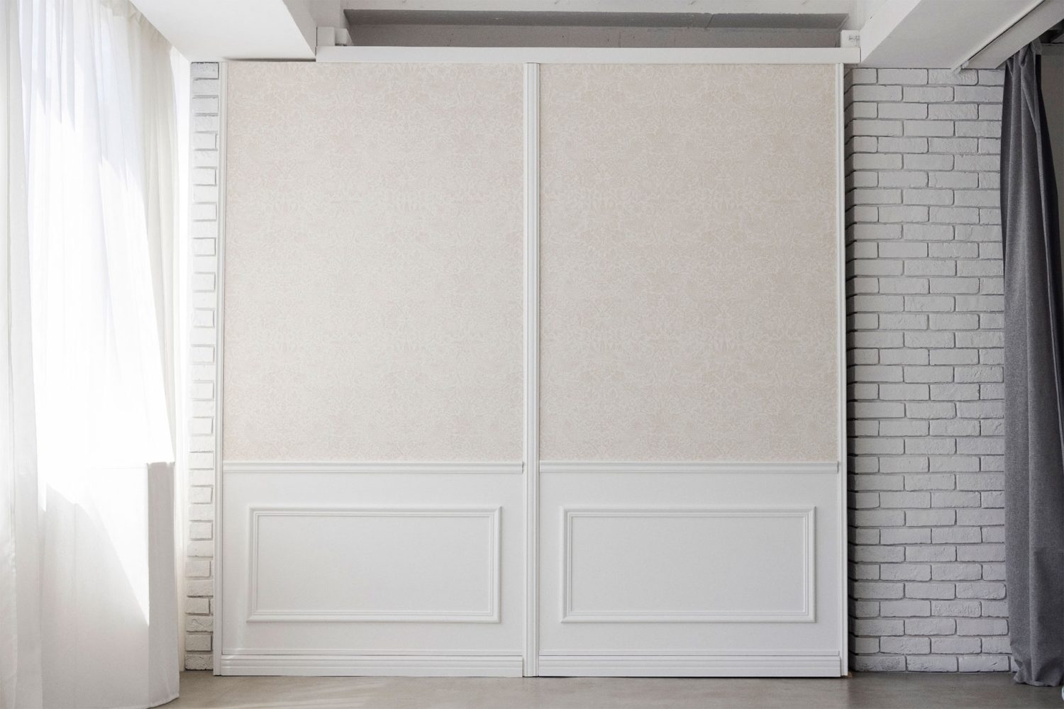 南側 / クロスとモールディングの可動壁