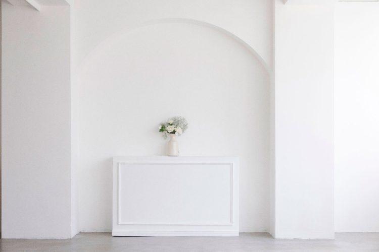 南側 / アーチ壁をフレームのように活かした物撮りも