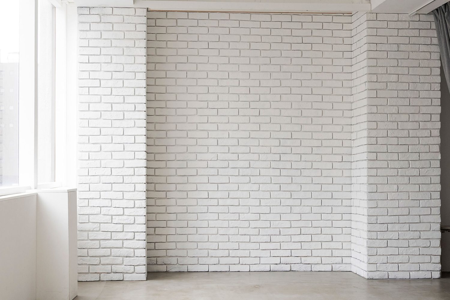 南側 / 白レンガ壁