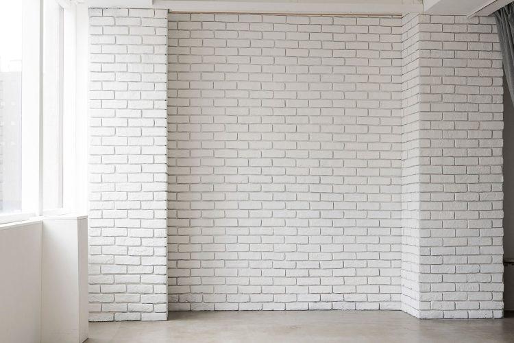 南側 / 白レンガ壁