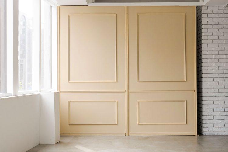 南側 / ベージュのモールディング可動壁