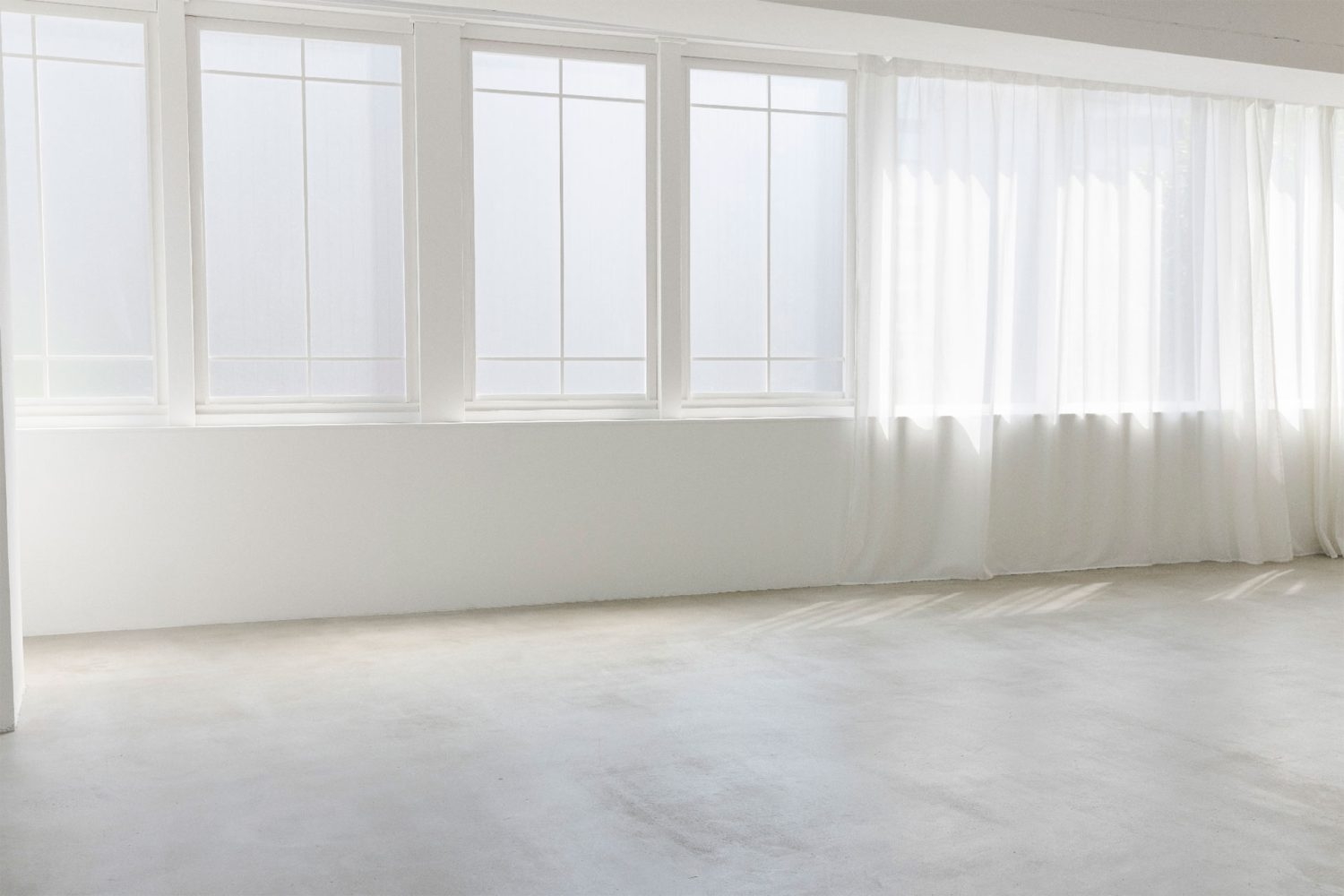 南側 / 窓幅8m✕高さ240cm