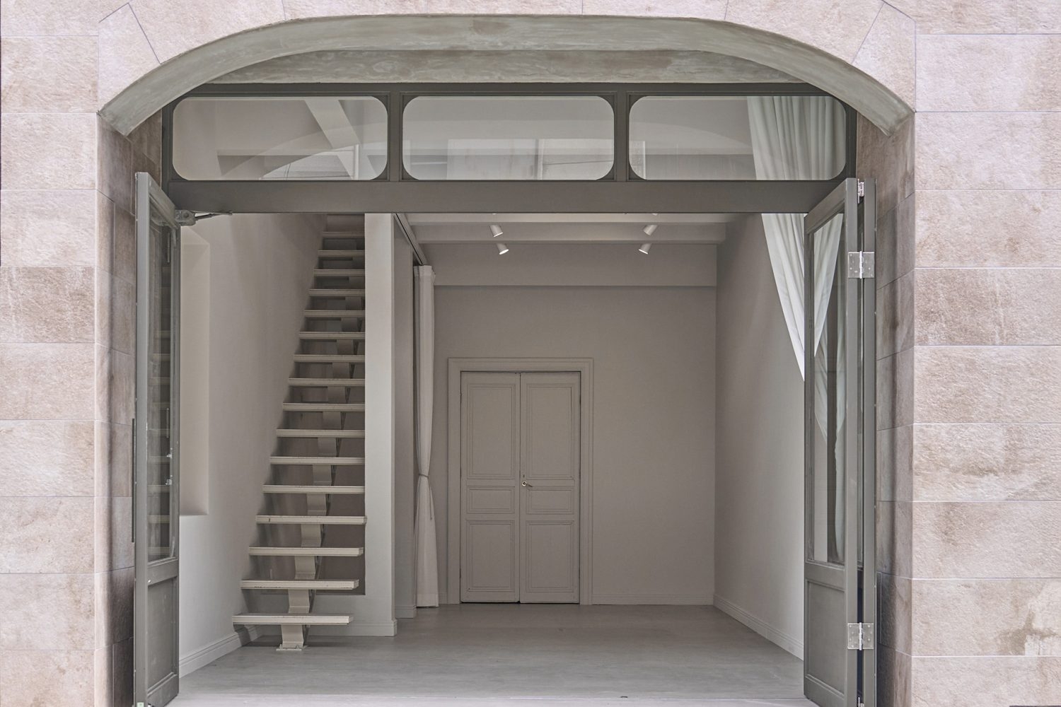 大きく開くエントランス扉 / カーテンは左右に開閉可能