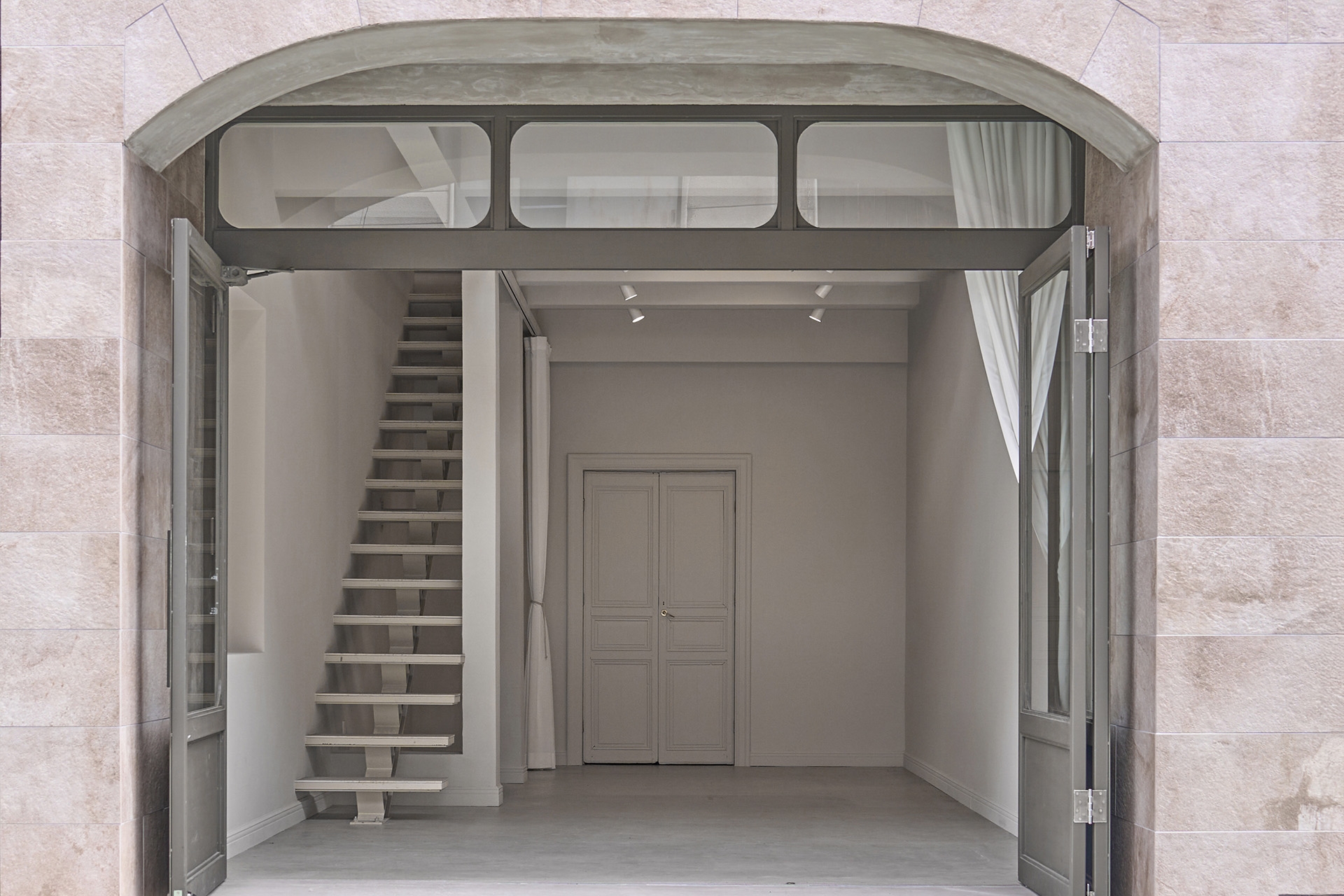 大きく開くエントランス扉 / カーテンは左右に開閉可能