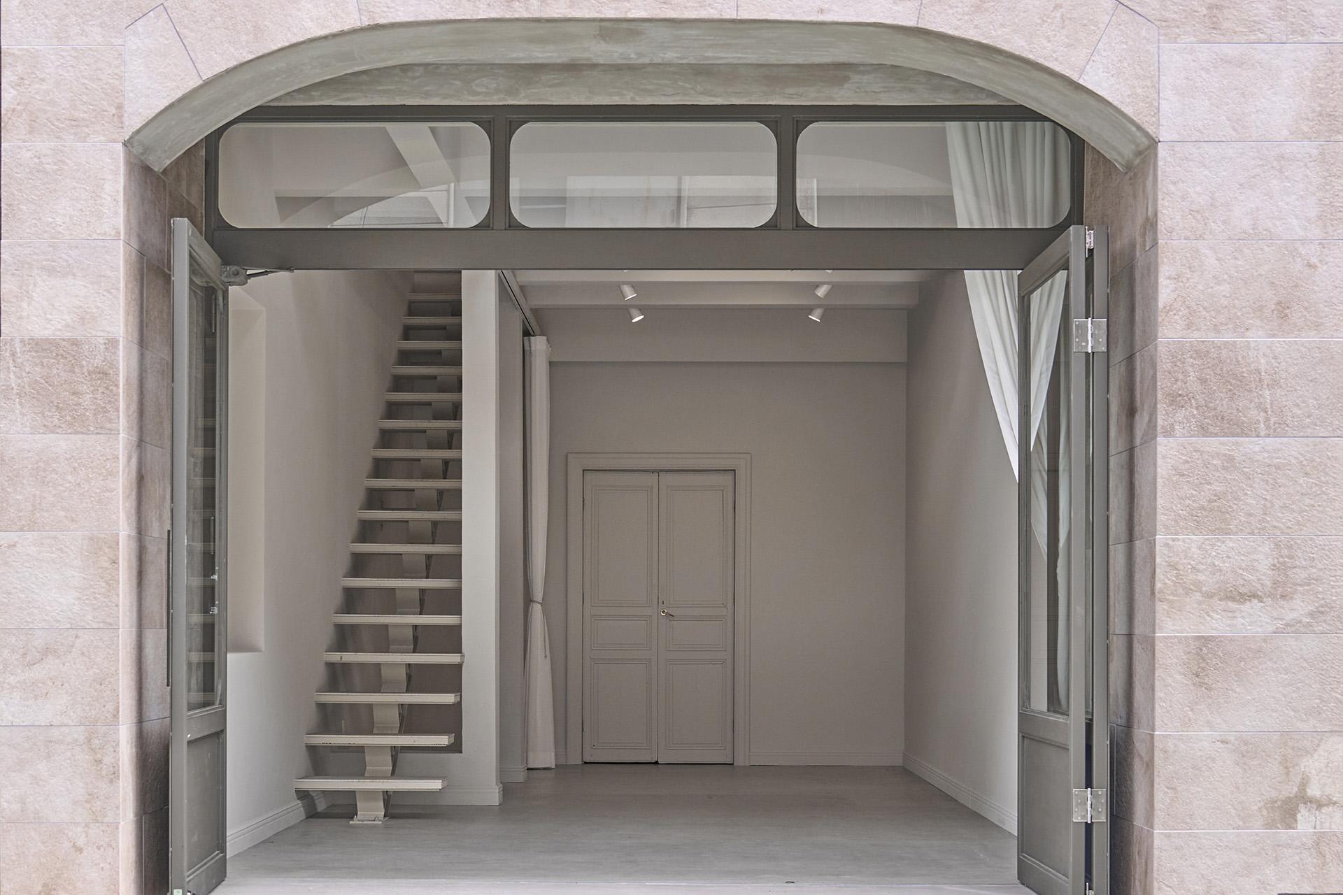 大きく開くエントランス扉 / カーテンは左右に開閉可能