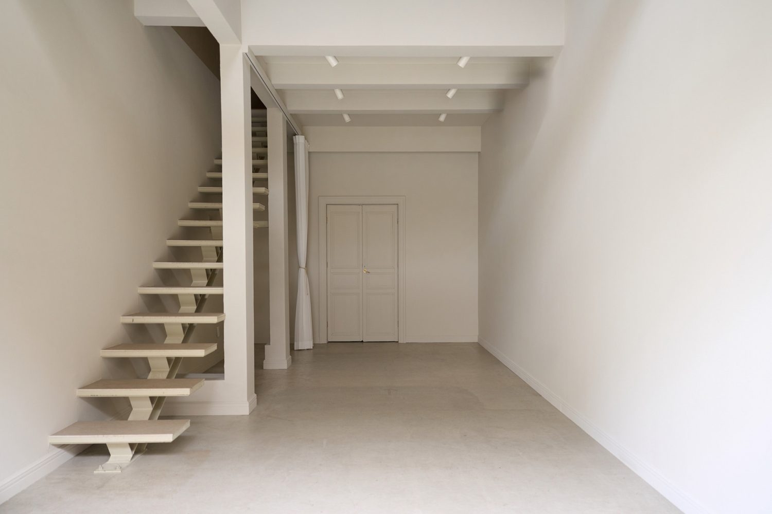 左右の白壁はベージュとグレーでわずかな寒暖差を