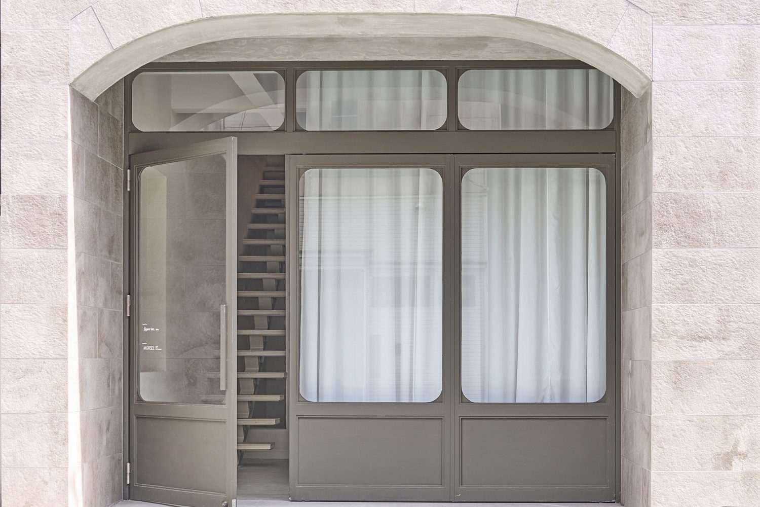 重厚感とやわらかさが調和したエントランス