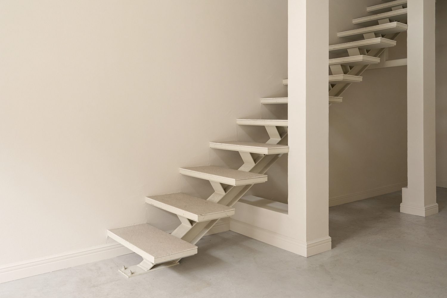 印象的な2Fへ続く階段