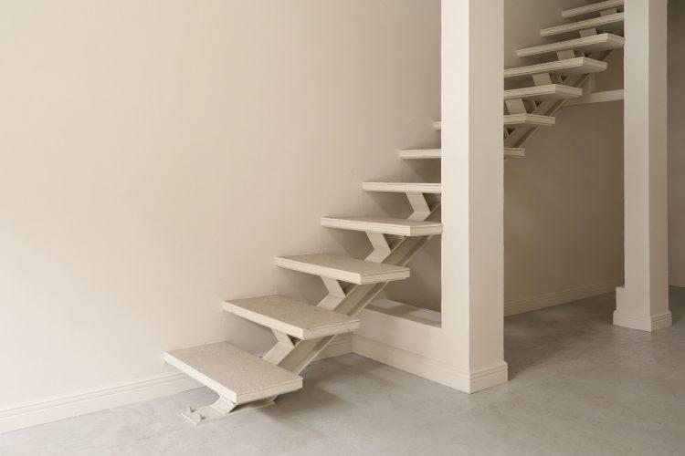 印象的な2Fへ続く階段