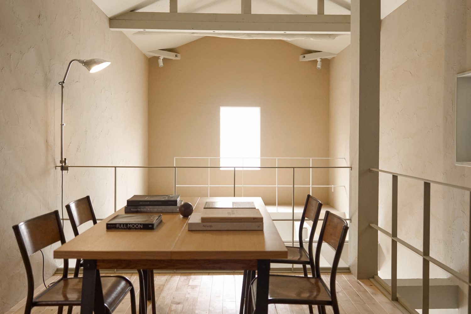 2Fはフローリング床ベージュ壁の雰囲気が異なる空間