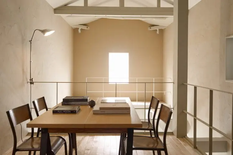 2Fはフローリング床ベージュ壁の雰囲気が異なる空間