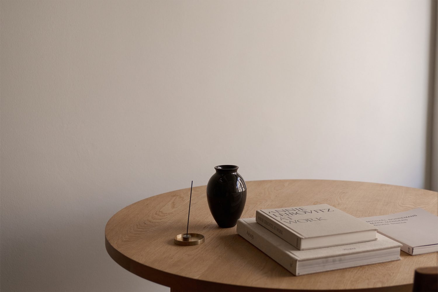 静物撮影や陶器、写真の展示にも