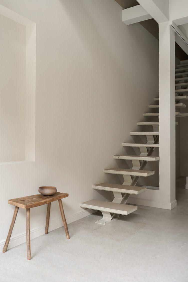 長く傾斜の緩やかな階段