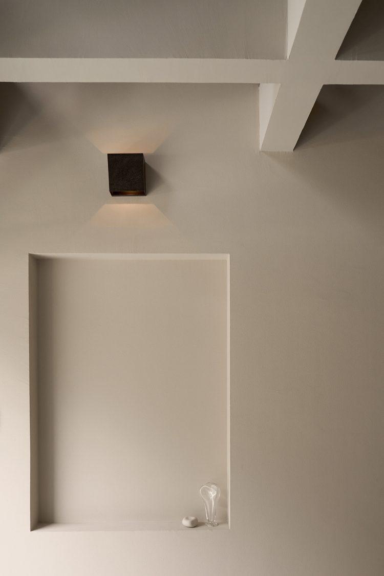 ベージュのニュアンスのある白壁にしつらえたニッチ