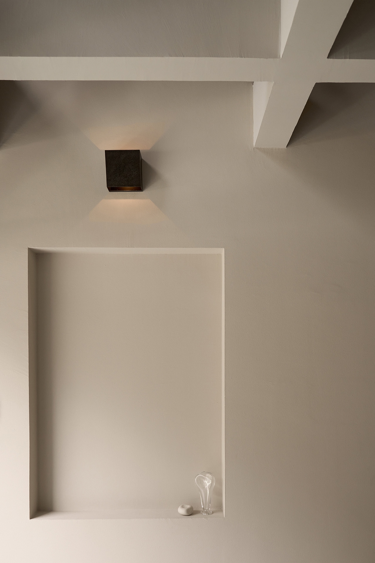 ベージュのニュアンスのある白壁にしつらえたニッチ