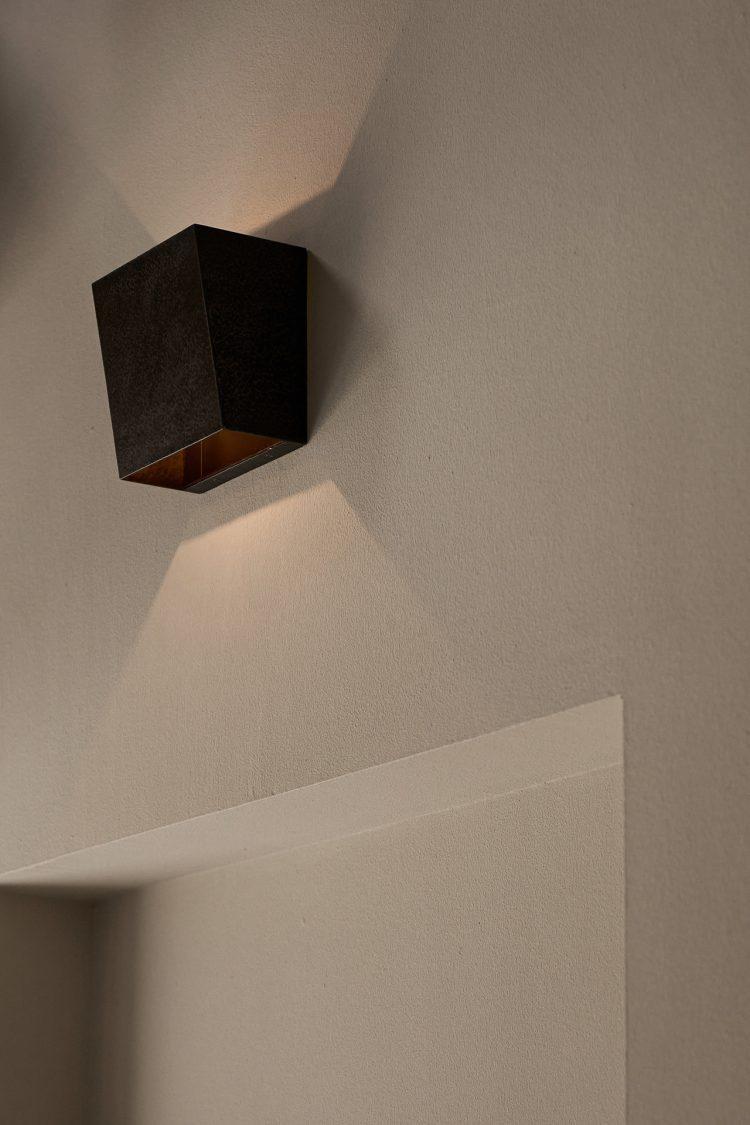 上下から光がやさしく広がるウォールランプ
