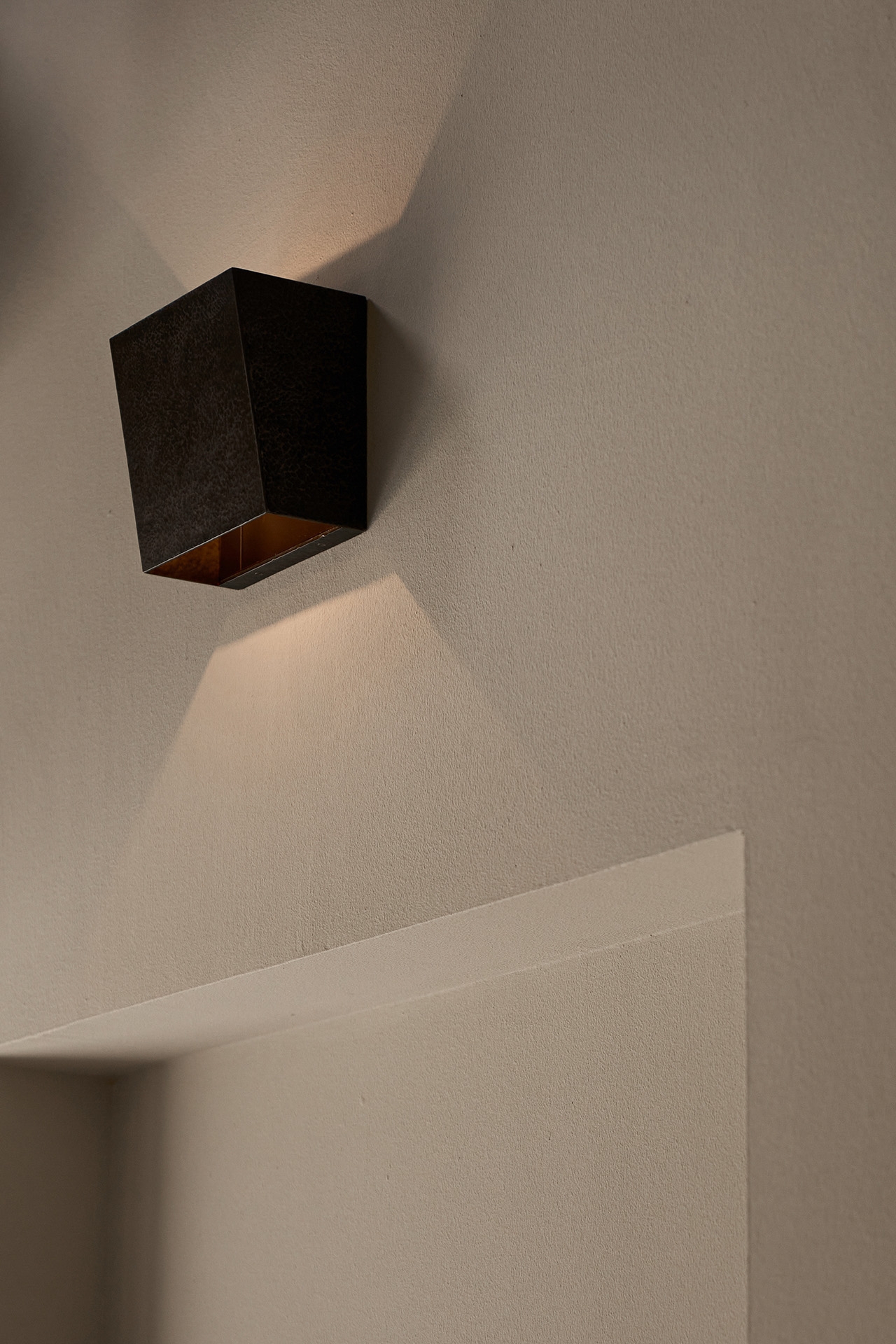 上下から光がやさしく広がるウォールランプ