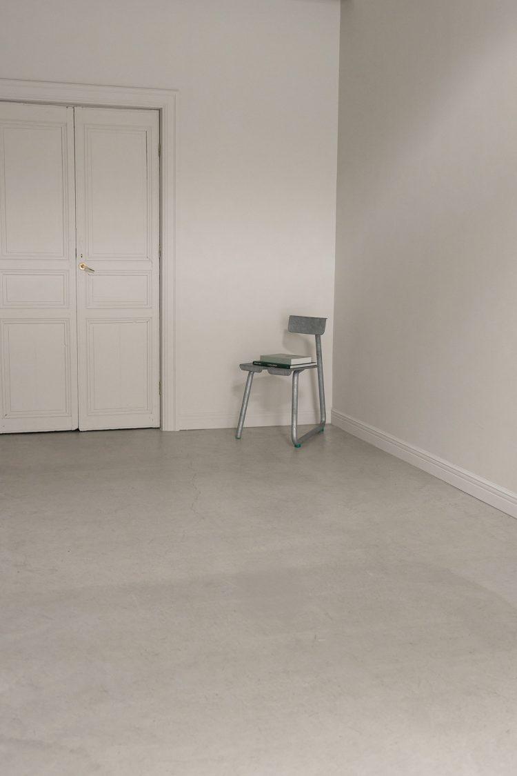 グレーのニュアンスのある白壁✕モルタル床