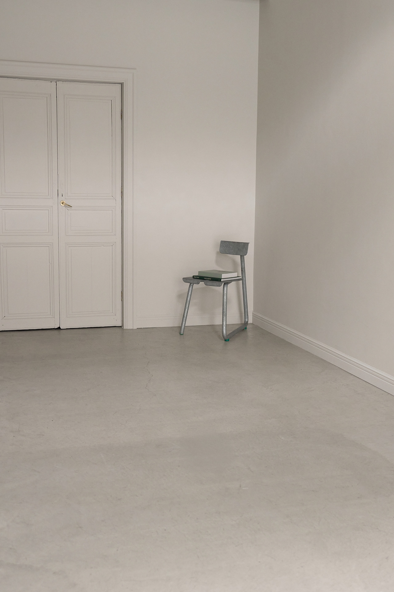 グレーのニュアンスのある白壁✕モルタル床
