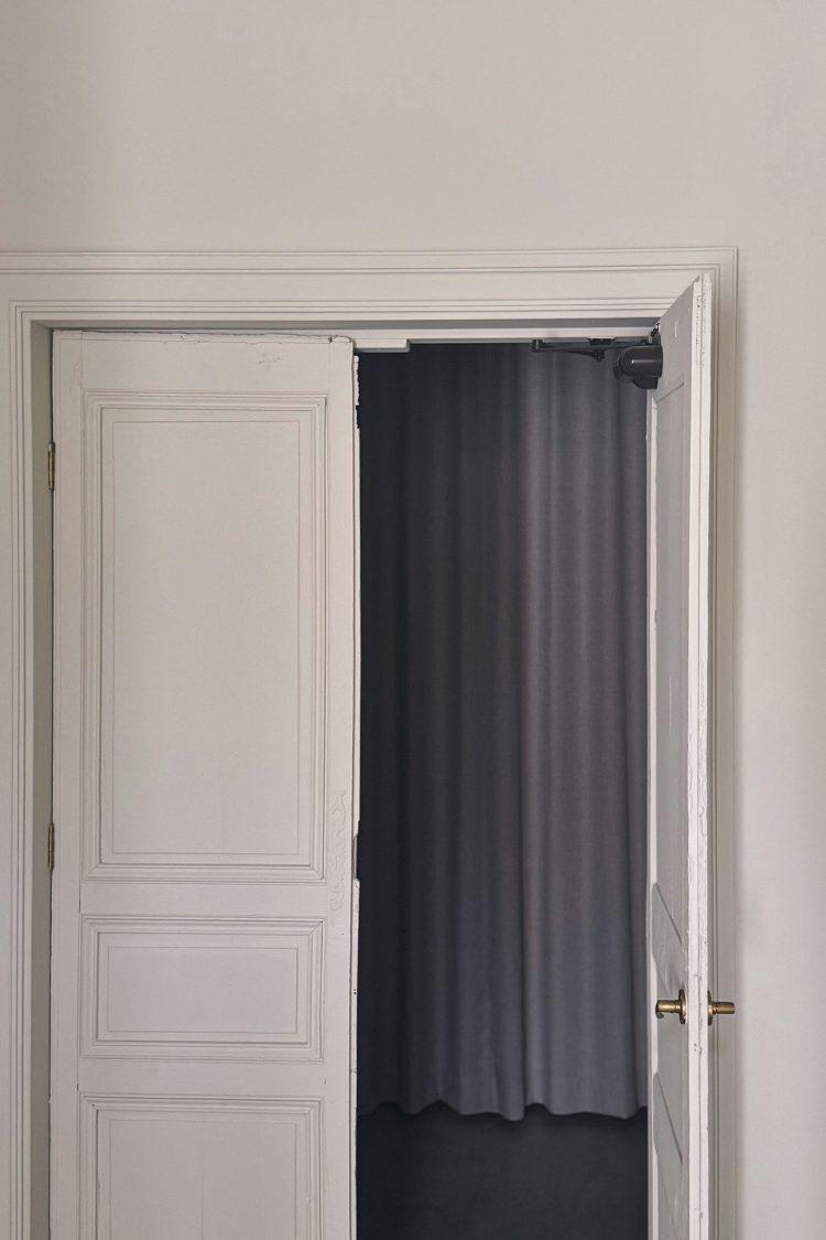 アンティーク扉の奥はストレージスペース