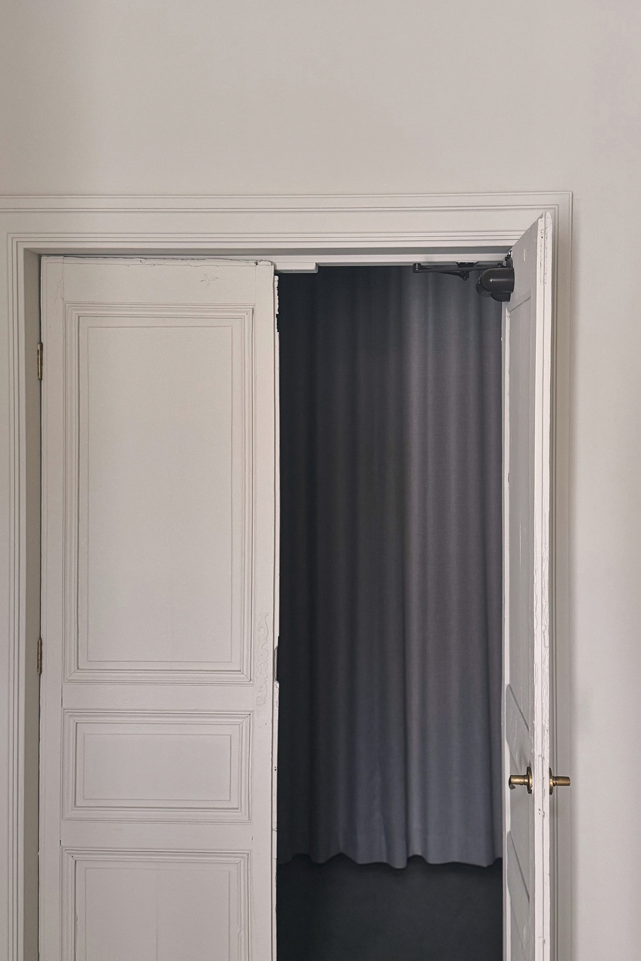 アンティーク扉の奥はストレージスペース