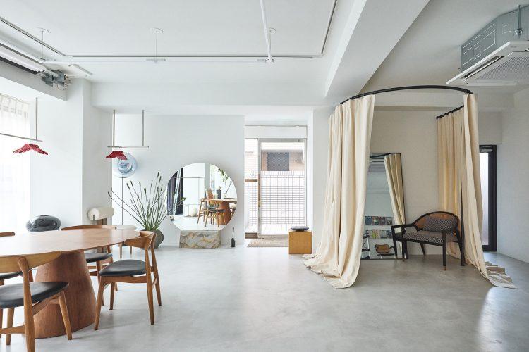 スタジオ入口側 / 2ヶ所の扉から搬出入が可能