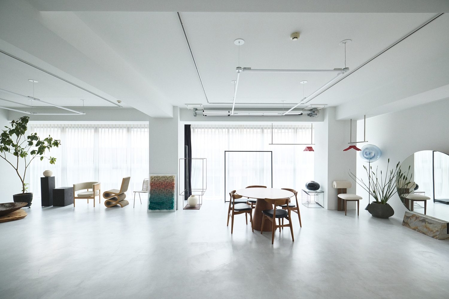 南向きの全面窓から光が入る明るいスタジオ