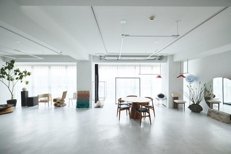 南向きの全面窓から光が入る明るいスタジオ