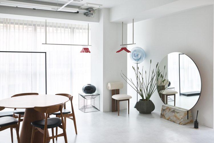 入口横には吊り下げラック