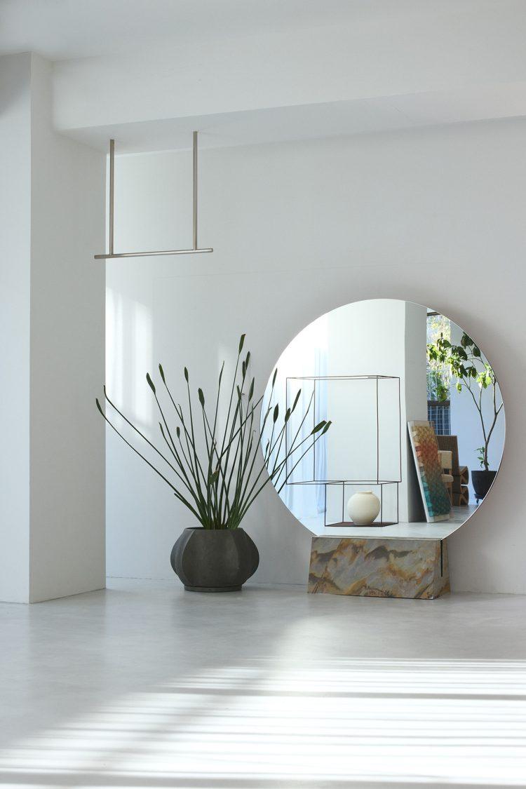 目を惹く大きなラウンドミラー