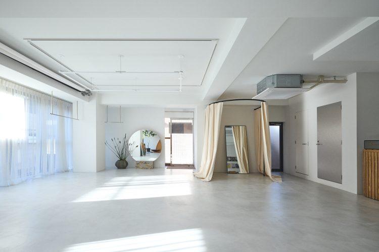 シンプルなモルタルフロアの空間