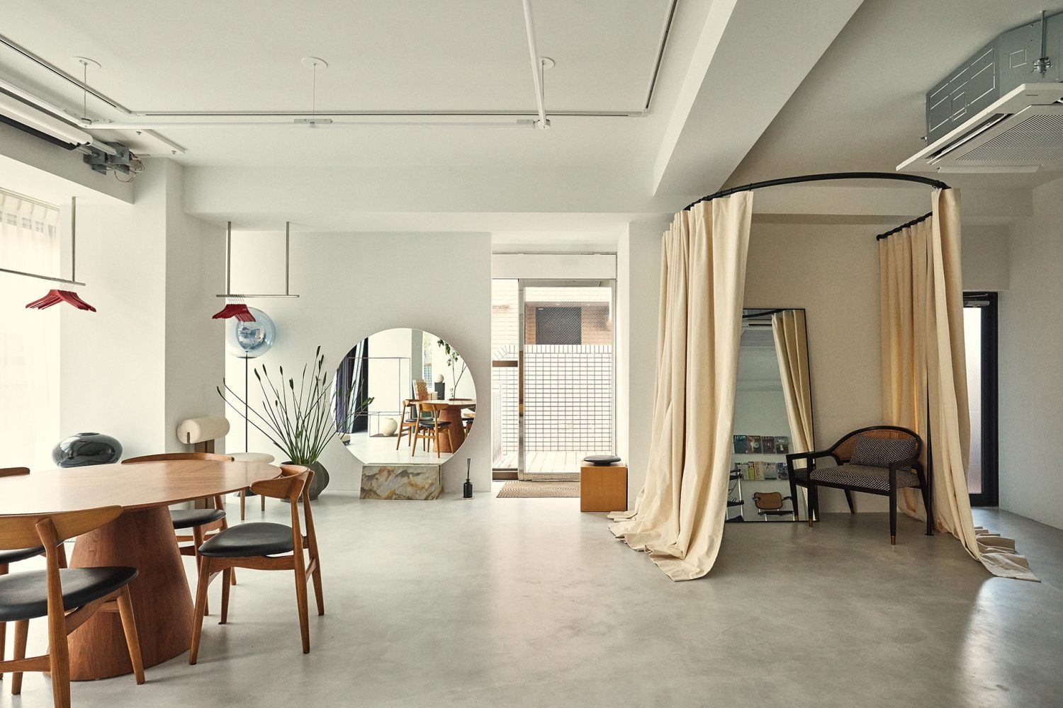 スタジオ入口側 / 2ヶ所の扉から搬出入が可能