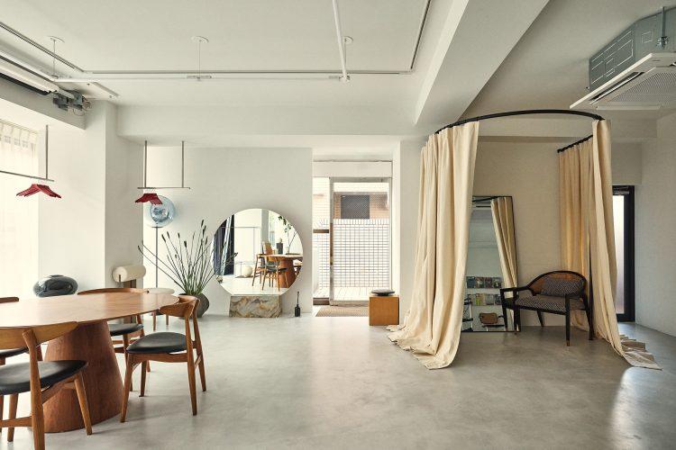 スタジオ入口側 / 2ヶ所の扉から搬出入が可能