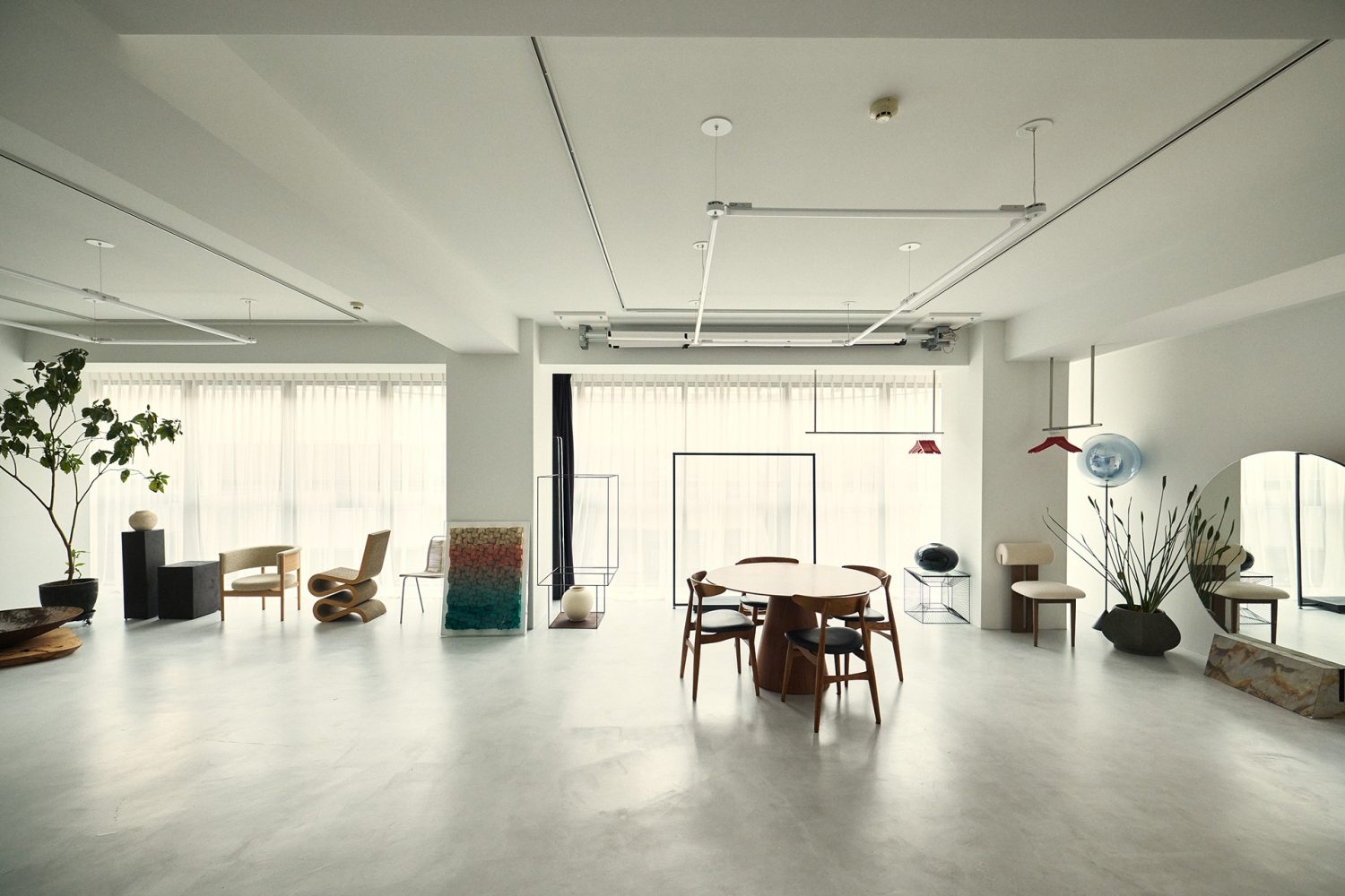 南向きの全面窓から光が入る明るいスタジオ