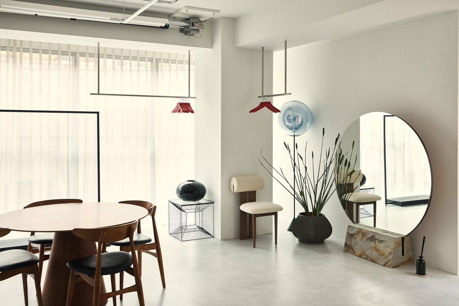 入口横には吊り下げラック