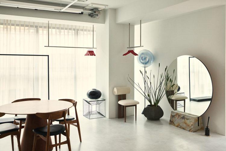 入口横には吊り下げラック