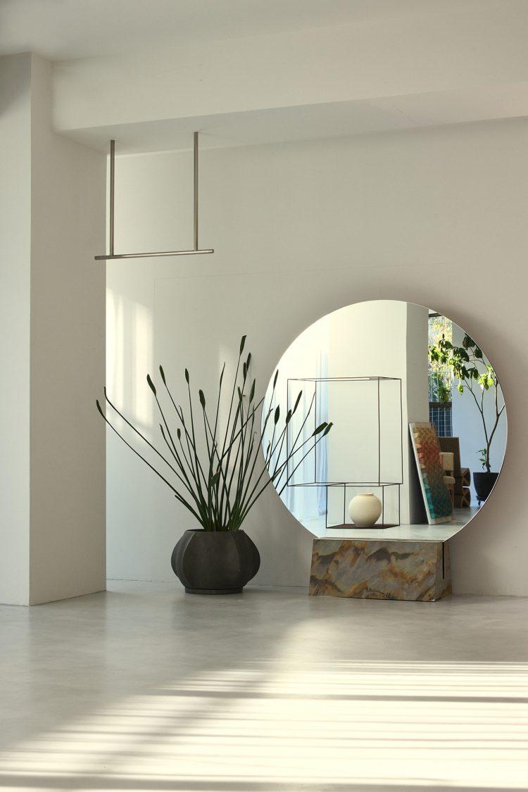 目を惹く大きなラウンドミラー