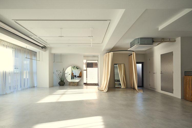 シンプルなモルタルフロアの空間