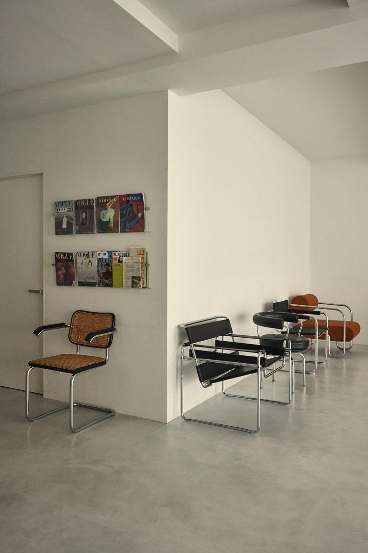 壁付けのブックシェルフ