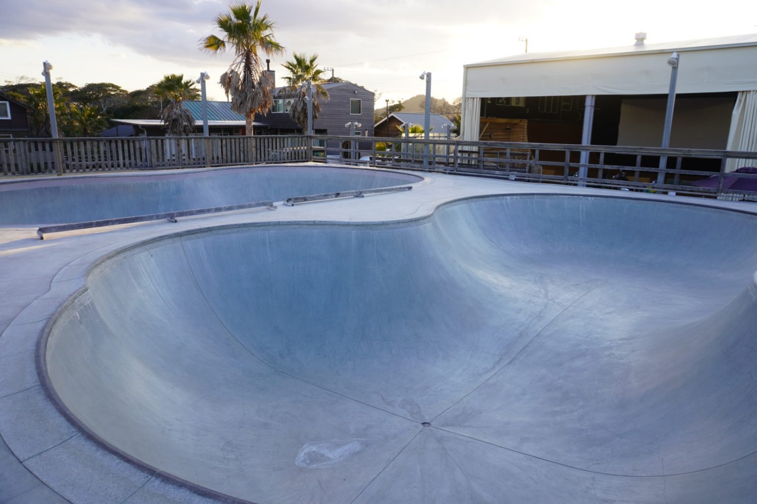 本格的なスケートパークのバートボウルスペース