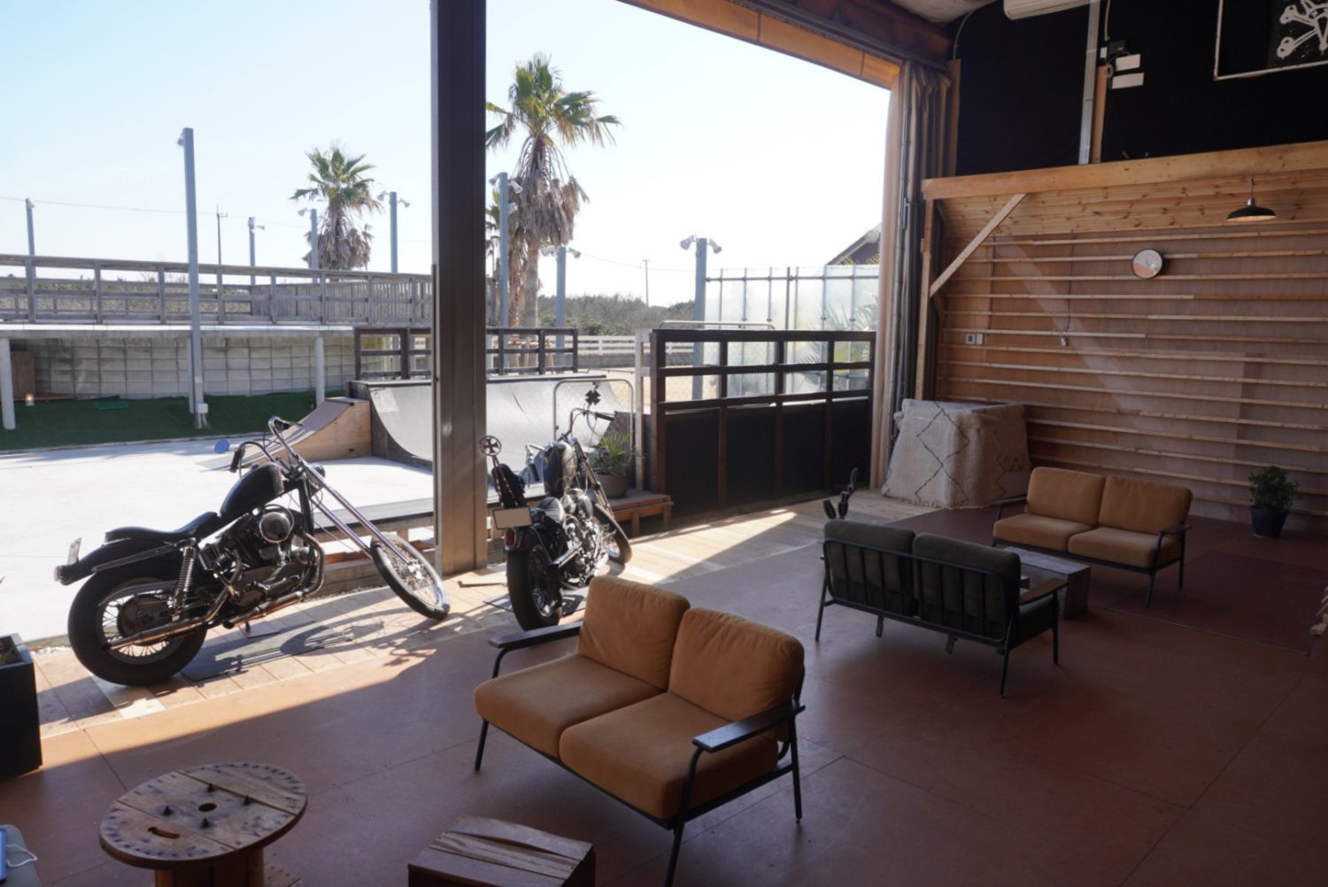 バーチカルランプ内のソファスペース