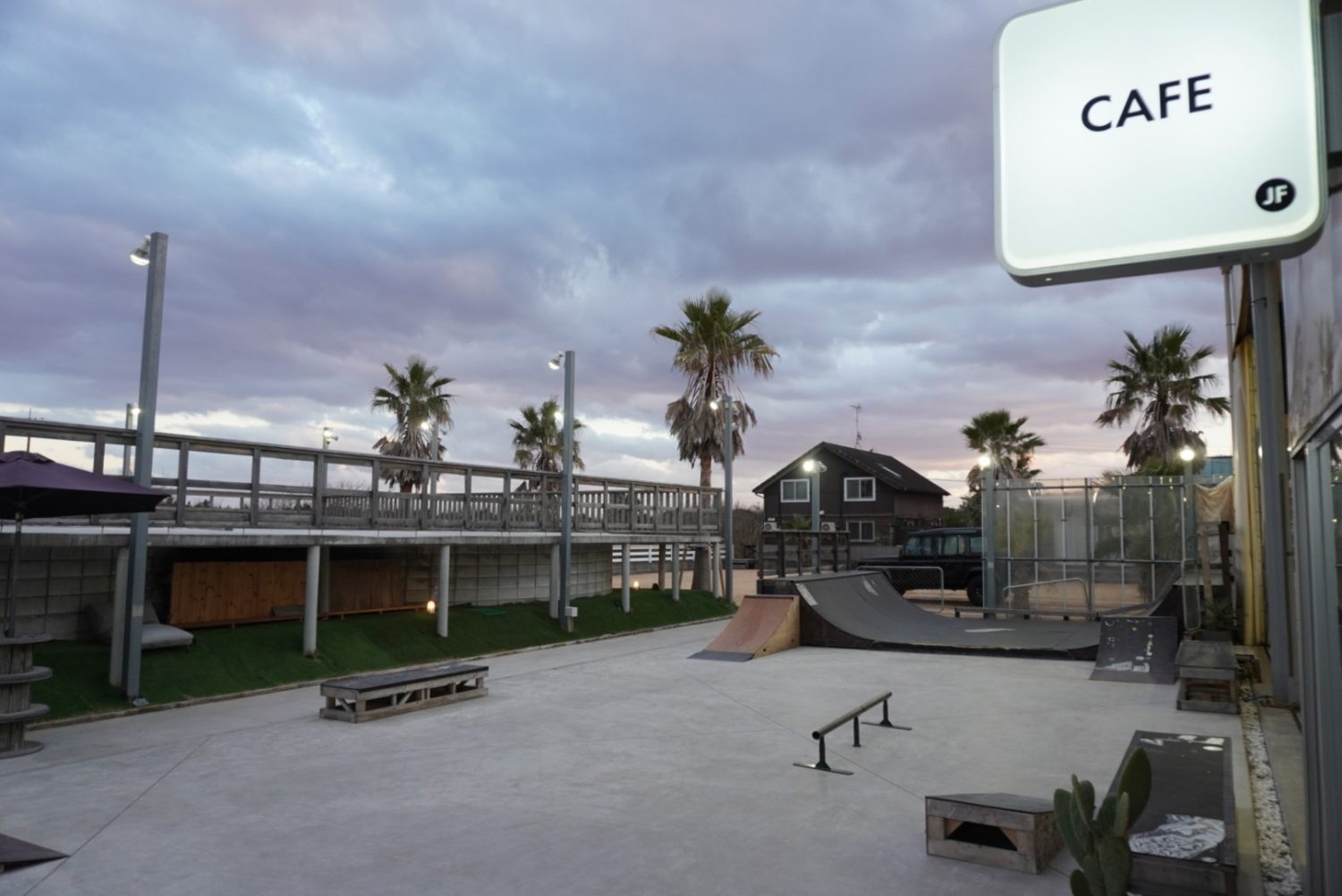 夕暮れ時のストリートエリアはドラマやMVなどの撮影に