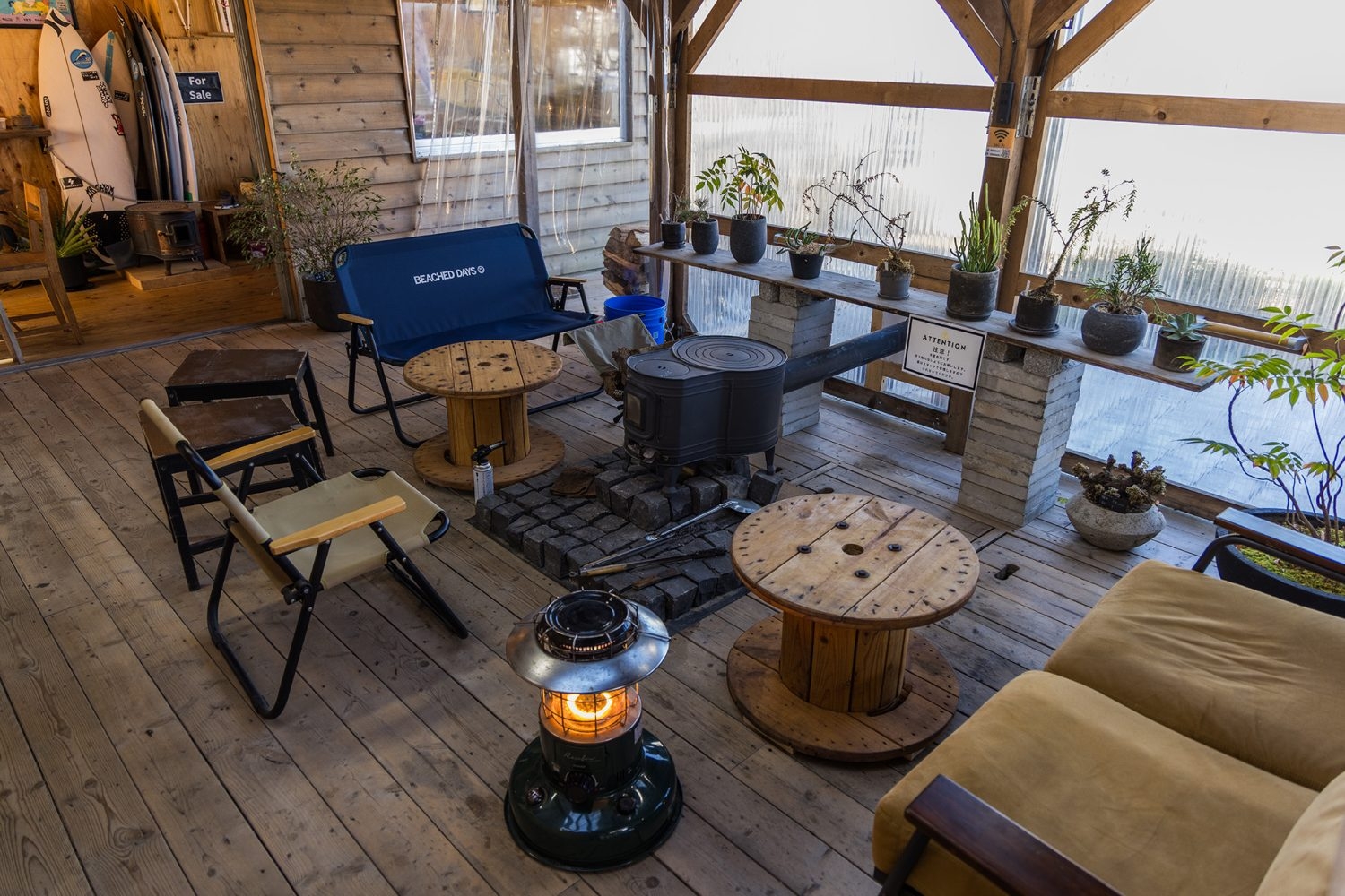 カフェのテラス席 / 隣にはショップも